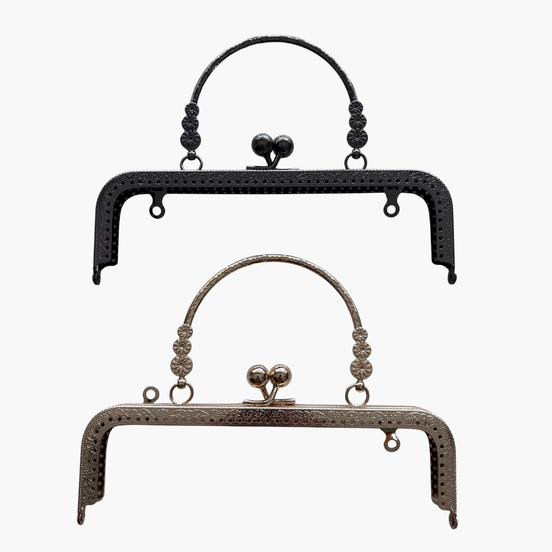 Kenar Delikli Kulplu Metal Çanta Bursu